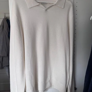 Vit tröja från Sandö - Säljer en stilren vit tröja från Sandö med krage och långa ärmar. Perfekt för en avslappnad men ändå snygg look. Tröjan är i ett mjukt material som känns skönt mot huden. (Obs Oanvänd) nypris 900kr