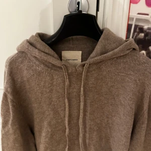 Kashmir från A Day's March - Beige hoodie från A Day's March. Size M