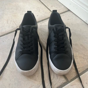 Tommy Hilfiger sneakers - Snygga svarta sneakers från Tommy Hilfiger (gör självklart rent ännu mer vid köp)👟