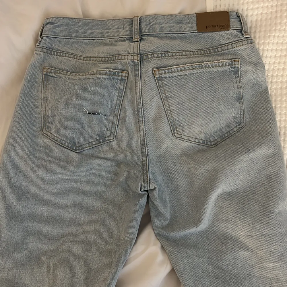 Ljusblå jeans med hål från gina tricot. Bra skick förutom ett litet hål på bakfickan som syns på sista bilden.. Farkut & Housut.