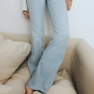 Slutsålda Ljusblå lowaist bootcut jeans  - Snygga basic ljusblå bootcut jeans med lågmidja De har en klassisk femficksdesign och stängs med knapp och dragkedja. Perfekta för en avslappnad stil med en modern touch.