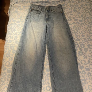 Ljusblå jeansbyxor från 157 - Snygga ljusblå jeansbyxor från 157 med en klassisk femficksdesign. Byxorna har en rak passform och är tillverkade i denim. Perfekta för en avslappnad stil.