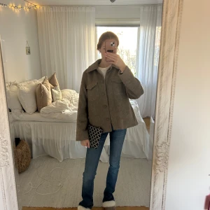 Beige jacka från Weekday - Säljer en snygg beige jacka från Weekday i storlek XS. Den är perfekt nu inför våren🦋och passar till mycket. 