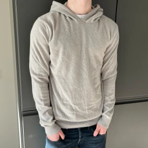 Oscar jacobson hoodie - Säljer en riktigt schysst Oscar jacobson hoodie i storlek M, Hoodien är i nyskick och har knappt används. Alltså inga defekter. Skriv vid funderingar✌️