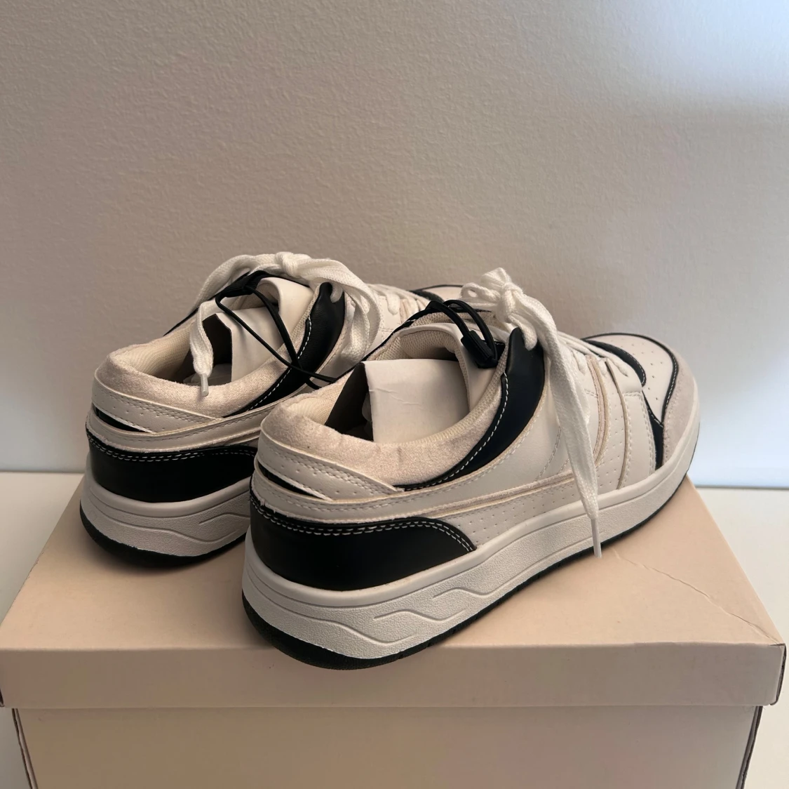 Svartvita sneakers  - 2