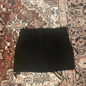 kostym kjol från Zara - Snygg svart kostym kjol från Zara. Knappt använd och har INTE shorts i bak. 
