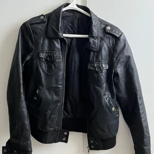 Svart skinnjacka med dragkedja - Svart skinnjacka med dragkedja. Lite osäker på storlek, sitter som en annan jacka som är 36