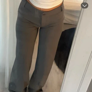 Grå kostymbyxor - Snygga grå kostymbyxor med låg midja och rak passform. Aldrig använda 🥰