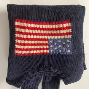 Mörkblå stickad tröja från Ralph Lauren - Säljer en snygg mörkblå stickad tröja från Ralph Lauren verkligen inte använt den mycket köpte den för 6095kr på Boozt.com men säljer den för ett väldigt bra pris, vid köp kan priset sänkas!