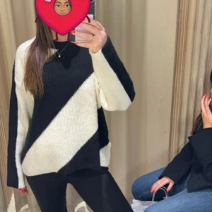 Stickad tröja  - Jätte snygg stickad tröja ifrån Mango, använd en gång så bra skick!💖 passar S/M 