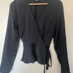 Nelly blus  - Söt Nelly blus, knappt använd, kan fixa bättre bilder så man ser bättre, kom med pris förslag 