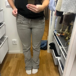Grå bootcut jeans - Snygga grå bootcut jeans med en klassisk femficksdesign. De har en lågmidjad passform och är perfekta för en avslappnad stil. Jeansen har en dragkedja och knapp framtill. De är i storlek 164 men passar mig som vanligtvis har S