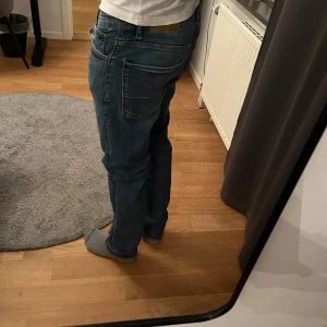 Jeans  - Jeans ifrån Cortefiel, storlek 32, slim/straight passform, jag är 180, lite stora för mig, skriv vid frågor