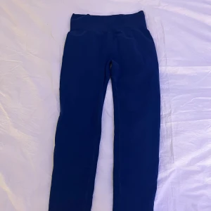 Blå leggings med hög midja - Snygga blå leggings med hög midja och elastisk linning. Perfekta för träning eller en avslappnad dag. Materialet är stretchigt och bekvämt, vilket ger en bra passform. Skriv för frågor eller annat 