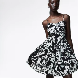 Svartvit klänning med abstrakt mönster - Säljer min jättefina klänning från H&M Har använt den en gång. Nu är den tyvärr för liten för mig💕