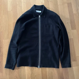 Samsøe Samsøe Cardigan - Snygg svart cardigan från Samsøe Samsøe!                               Tecken på användning men i väldigt bra skick.    Köpt sommaren 2024 på Volt.                       Nypris : 1500 kr                                                                    Nytt pris : 800kr                                                                 