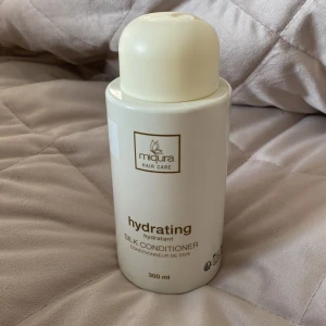 Hydrating Silk Conditioner från Miqura - Återfuktande balsam med silke från Miqura som vårdar och mjukgör håret. Perfekt för att ge håret en silkeslen känsla och extra glans. Flaskan innehåller 300 ml och har en praktisk öppning för enkel dosering.Har aldrig använt fler bilder och pris kan diskuteras 🥰