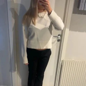 Stickad tröja  - Säljer min vita tröja då den inte kommer till användning längre 