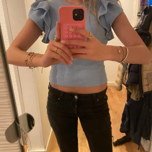 Blå volang tröja🩵 - (Bilder från den jag köpte av innan, säljer då den inte kommer till användning)Säljer denna jättesöta blåa volang toppen från zara i storlek S. Använd få gånger. Bra skick. Skriv för fler bilder eller frågor💙💙