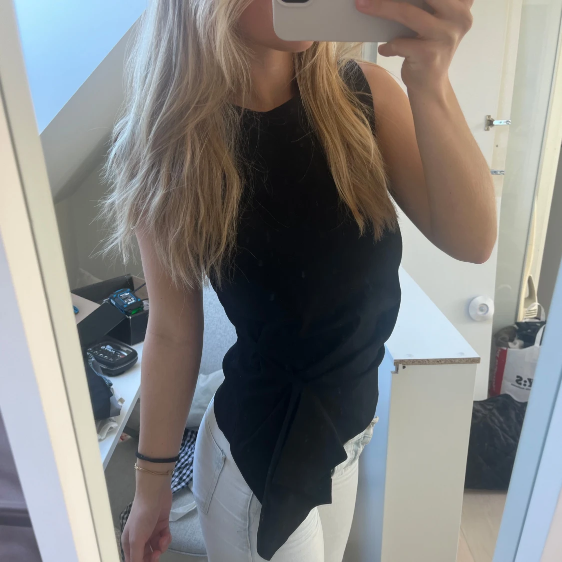 Svart ärmlös topp med knyt - 1