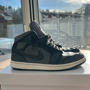 Svarta Nike Air Jordans - Snygga svarta Nike Air Jordans med klassisk design och snörning. Skorna har en stilren grå färg med vita sulor och är perfekta för en sportig look.                                                                                                                                 nypris 1800kr