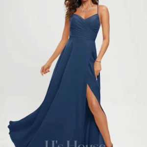 Marinblå balklänning med snörning - Superfin marinblå balklänning med smala axelband och v-ringad design. Klänningen har en slits framtill och en fin snörning i ryggen som ger en öppen rygg-effekt. Perfekt för festliga tillfällen som balen. Aldrig använd, prislapp kvar❣️köpt för 1500kr