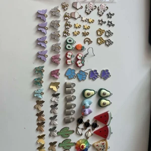 Färgglada örhängen och pärlor och berlocker. - Ett stort urval av färgglada örhängen och pärlor och berlocker. Björnar:158, marsmellow:4, frukt kulla: 12, Drink: 29, Boba:15, Glass:8, Nappar:21, kristallkulor: 10, sweet:9 och fjärilar:27. Perfekt för att skapa egna smycken eller som roliga accessoarer. Örhängena är aldrig använda. Det kommer även att finnas 10-15 gåvor i stora mängder med grejer. Vid snabb affär kan priset diskuteras. Detta är värt några tusenlappar nytt. Grejerna kommer inte från ett kinesiskt bolag!