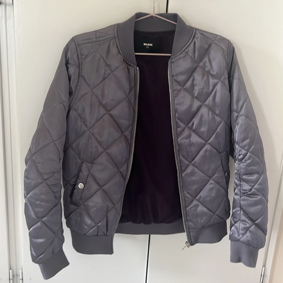 Grå quiltad bomberjacka från Bik Bok