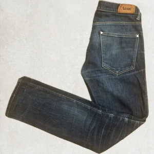 Acne Studios Raw Denim Jeans  - Acne Studios Raw Denim Jeans, Storlek 30/32, Perfekt skick inga defekter, snygg tvätt, vintage. Model Max Soft Raw, sitter slim. Pris är diskuterbart vid snabb affär. Kan skicka mått privat. 