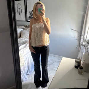 Beige virkad linnetopp med  öppen rygg  - Supersöt beige virkad linnetopp med tunna axelband och öppen rygg som knyts baktill. Aldrog använd (lappen kvar) 