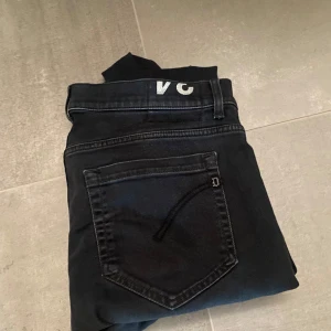 Dondup svarta  - Säljer dessa svarta Dondup i storlek 34 helt nytt skick mitt pris 900 kr. Hör av dig vid frågor eller bilder !