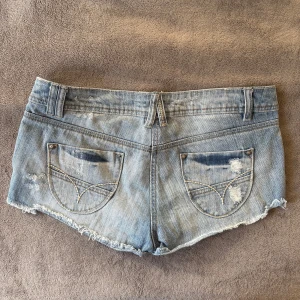 Blå slitna jeansshorts med knappar - Super coola shorts🩵 Midjemått: 40 cm