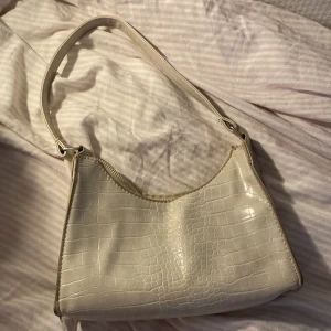 Väska - Liten beige handväska! Enkel väska, inga fack utan endast dragkedja! Väskan visar lite tecken på användning ( Bild 4)💞