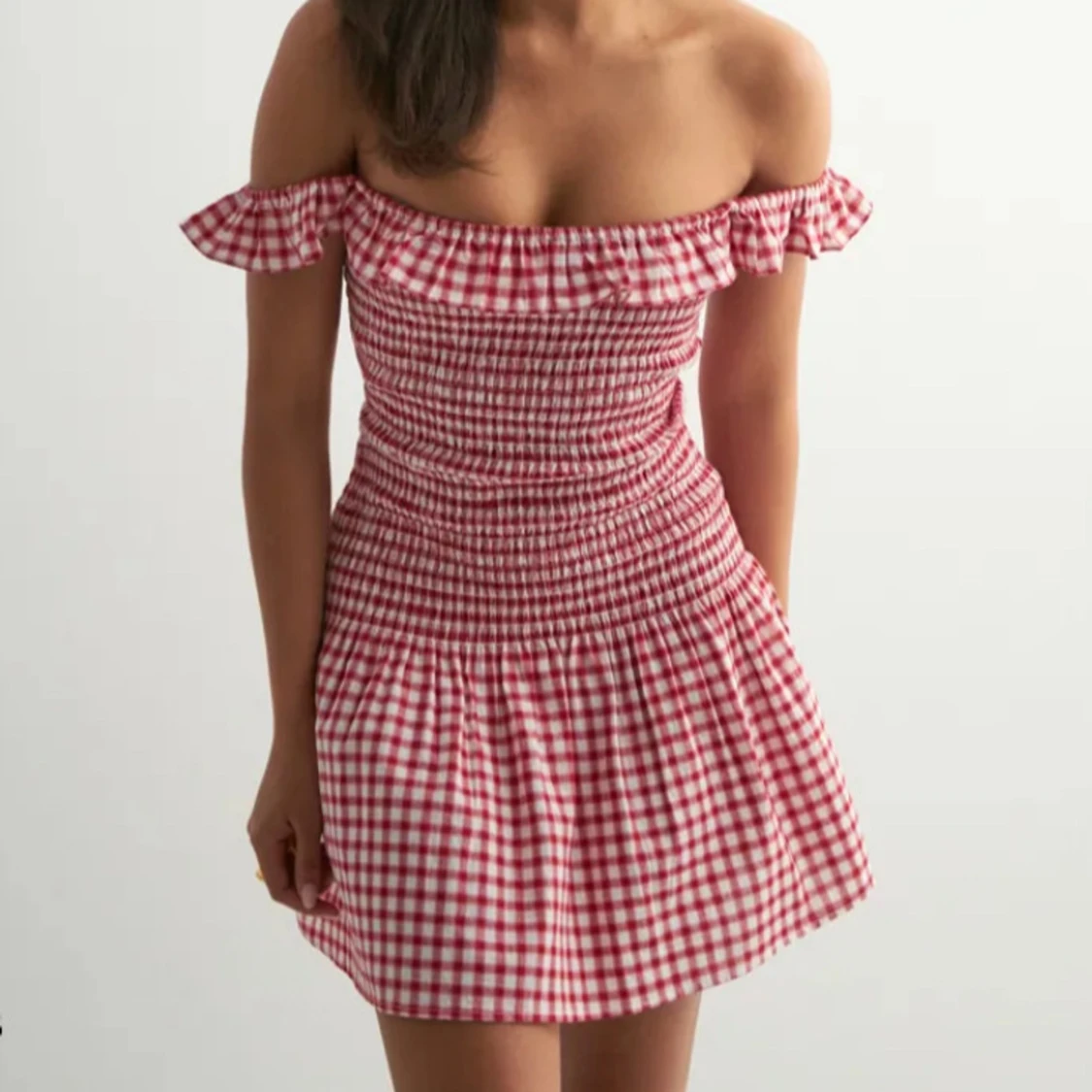 Rutig rödvit kortklänning med volang
