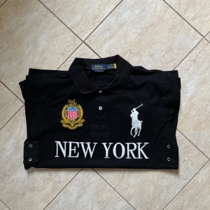 Chief keef polo New York - Säljer en svart pikétröja från Polo Ralph Lauren med broderad logga, New York-tryck och emblem på bröstet. Nummer 5 på ryggen och ärmarna. Klassisk krage och knappar framtill. Perfekt för en sportig och stilren look. Pris kan diskuteras vid snabbaffär. Säljes pga den bara låg i garderoben. Pris kan diskuteras vid snabbaffär. Hör av er vid intresse.