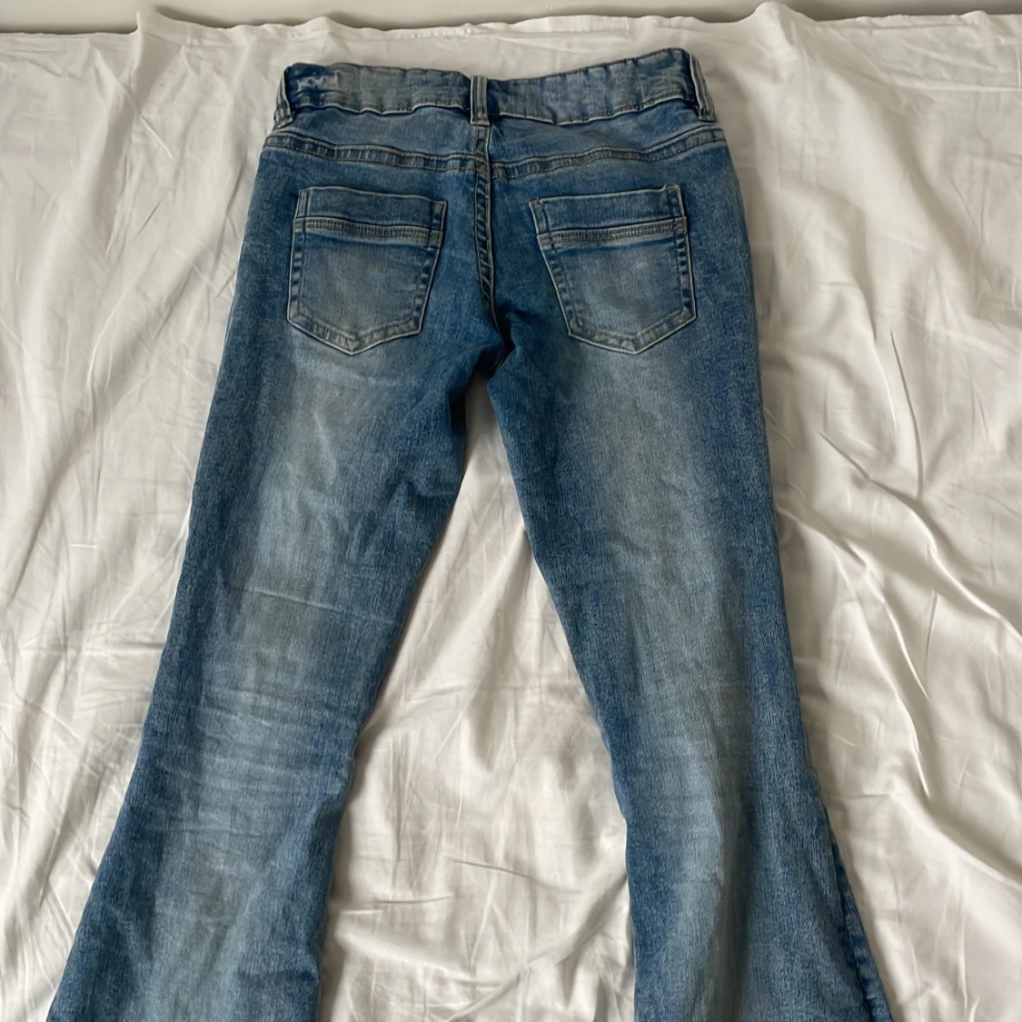 Blå bootcut jeans från Gina Tricot - 1