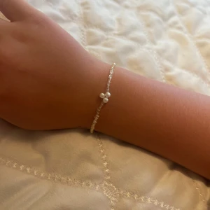 Pärlset: ring & armband med vita pärlor - Superfint smyckeset med matchande ring och armband. Båda är gjorda av små genomskinliga pärlor och har tre vita pärlor i mitten som detalj. Perfekt för dig som gillar en söt och stilren look. Passar till alla tillfällen och är lätta att bära.