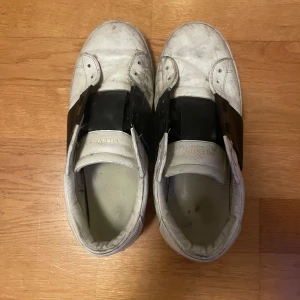 Valentino Garavani Open sneakers vit/svart - Säljer mina gamla valentino opens dustbag och box finns. Skosnören finns men tvättas just nu behöver bara pengar snabbt pris kan diskuteras