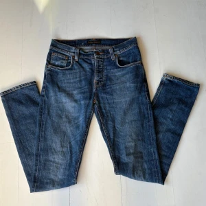 Blå jeans från Nudie Jeans - Nudie Jeans | Grim Tim | W30 L32                                   Riktigt fina Nudie Jeans i slimfit. Hör av dig vid minsta fundering! 