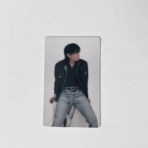 Jungkook Golden POB - Från mitt album köpt i Korea, officiell och i fint skick. Ligger även ute på Vinted (mollygyori där). Om man vill betala med swish skickar jag med postnord och det blir 22kr frakt (ej spårbar), annars går det bra att köpa med köp nu☺️