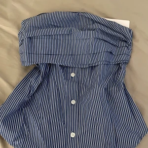 Blåvit randig topp - Helt ny och oanvänd topp. Säljer pga att jag inte har fått användning för tröjan. 