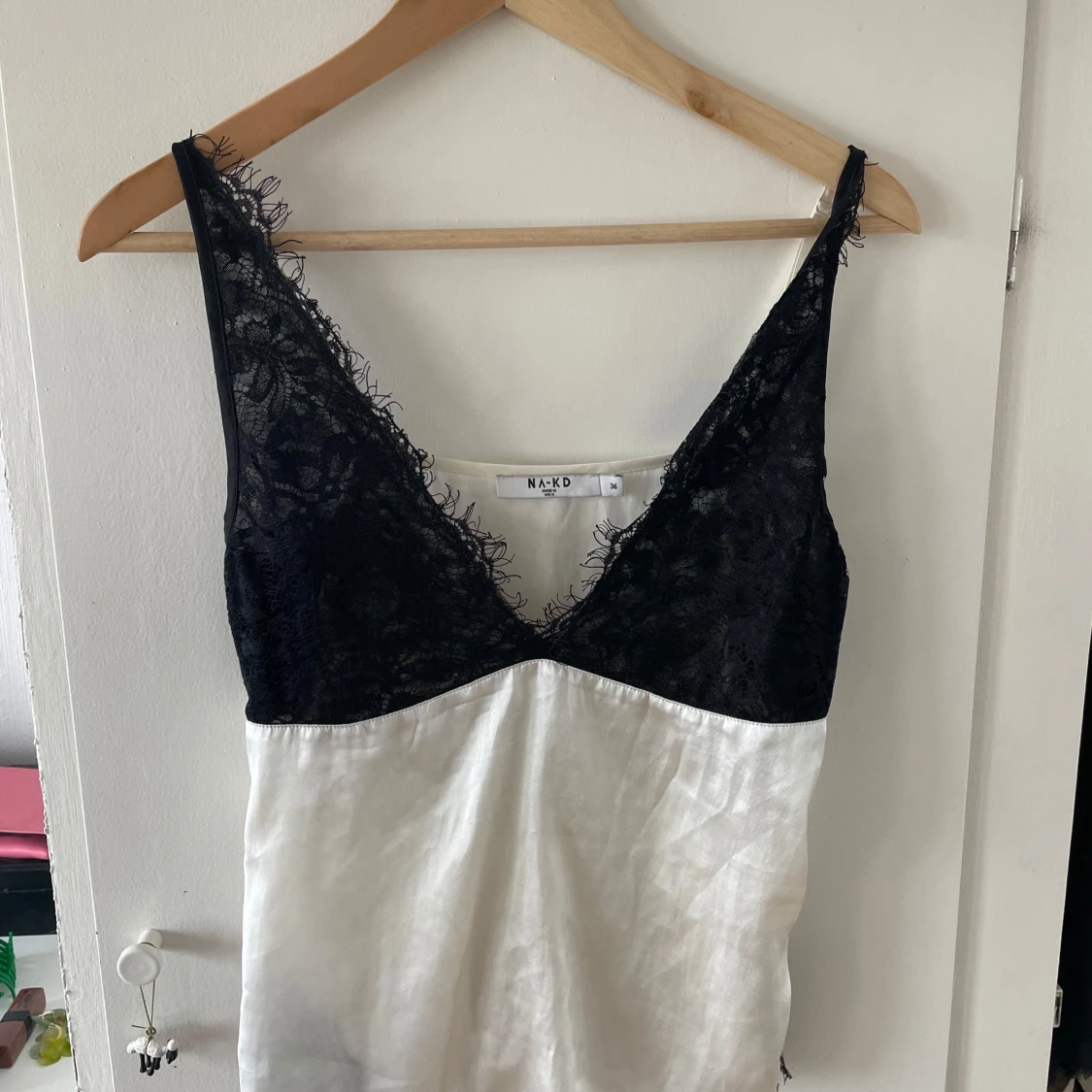 Svart och vit spetslinnetopp NA-KD