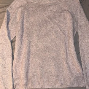 Ljusrosa Stickad Tröja från Vero Moda - Ljusrosa Stickad Tröja från Vero Moda. Storlek S, använt 10+ gånger men fortfarande ganska bra skick. Mysig och mjuk tröja.