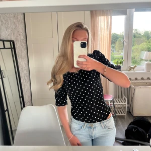 Prickig body  - as snygg prickig body ifrån h&m! helt ny men prislappen är borta, priset går att diskuteras 