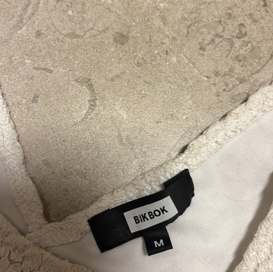 Vit spetsblus med öppen rygg BikBok - 2