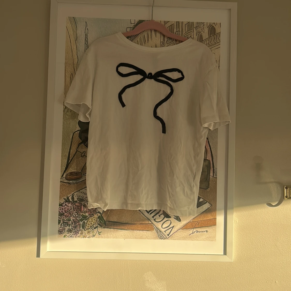 Vit t-shirt med svart rosett Divided