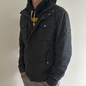 J.Linderberg Field jacket ”Bailey” - - Condition: 8/10 - Color: Black - Size: M - Retail price: 3400 SEK