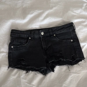 Lågmidjade jeansshorts - Knappt använda 