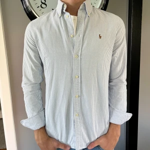 Ralph lauren skjorta - En snygg ralph lauren skjorta i mycket bra skick som är i storlek S men passar XS också Nypris 1600kr mitt pris 499kr✅ Fraktas inom 24h📦✅ 