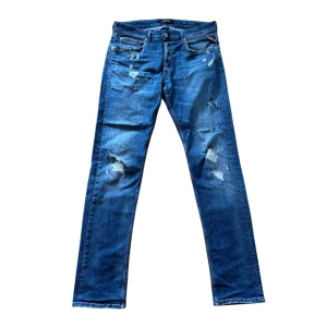 Replay jeans - Snygga replay jeans med schysst wash och slitningar 🤩 sticker ut med bra intryck och bra passform! Cond:8/10 Hör av er vid frågor och fler bilder🥳